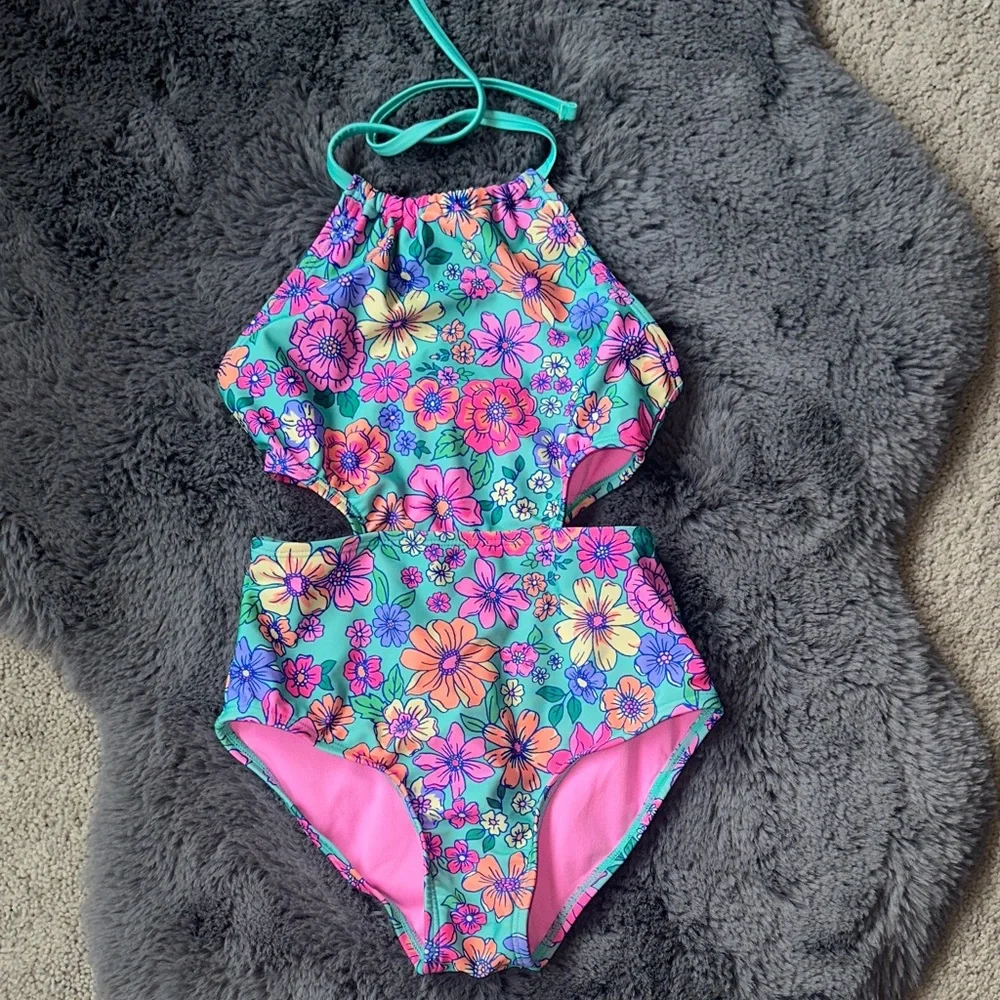 Girls Swimsuit Lot.  4 one-piece swimsuits.  Size 6X / 6/7. - Picture 8 of 9